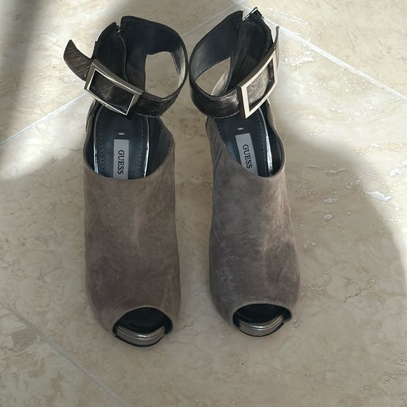 NEW! GUESS Leather high heel shoes size 5:1/2 M - Picture 2 of 7